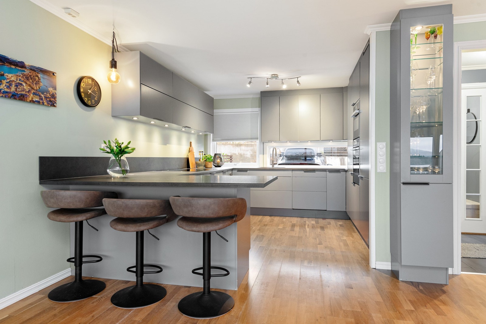 Mulighet for sittegruppe med barstoler ved kjøkkenet Galleribilde