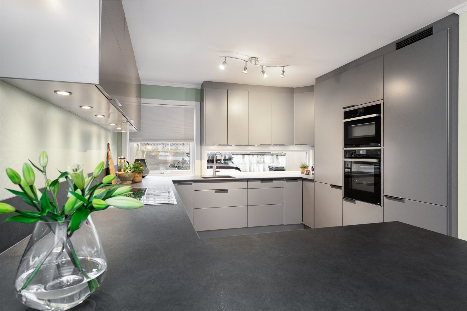 Moderne Sigdal-kjøkken fra 2020 med glatte fronter og integrerte hvitevarer Galleribilde