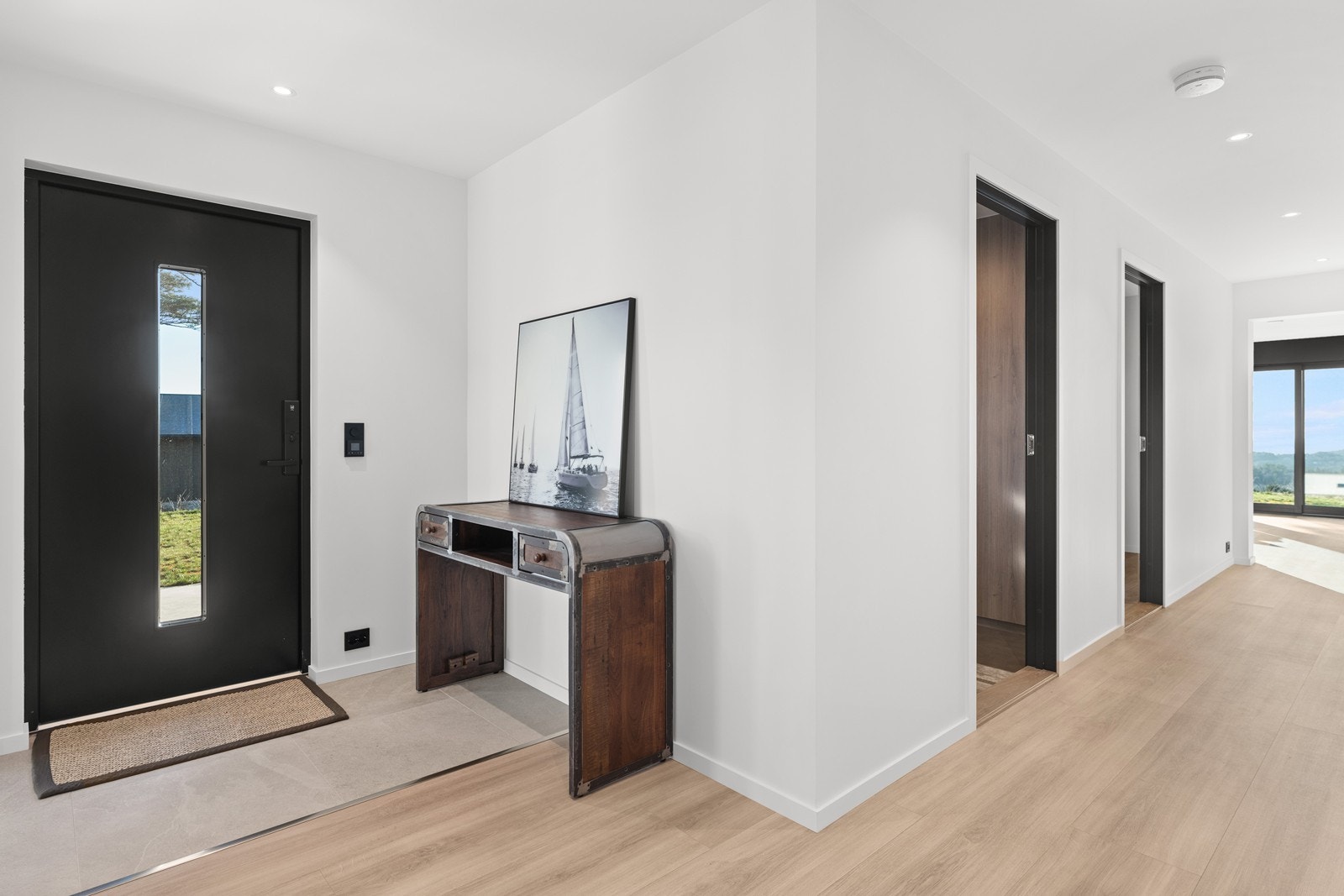 Lys og fin entrè, til høyre i bildet skimter vi utsikt og stue/kjøkkendelen Galleribilde