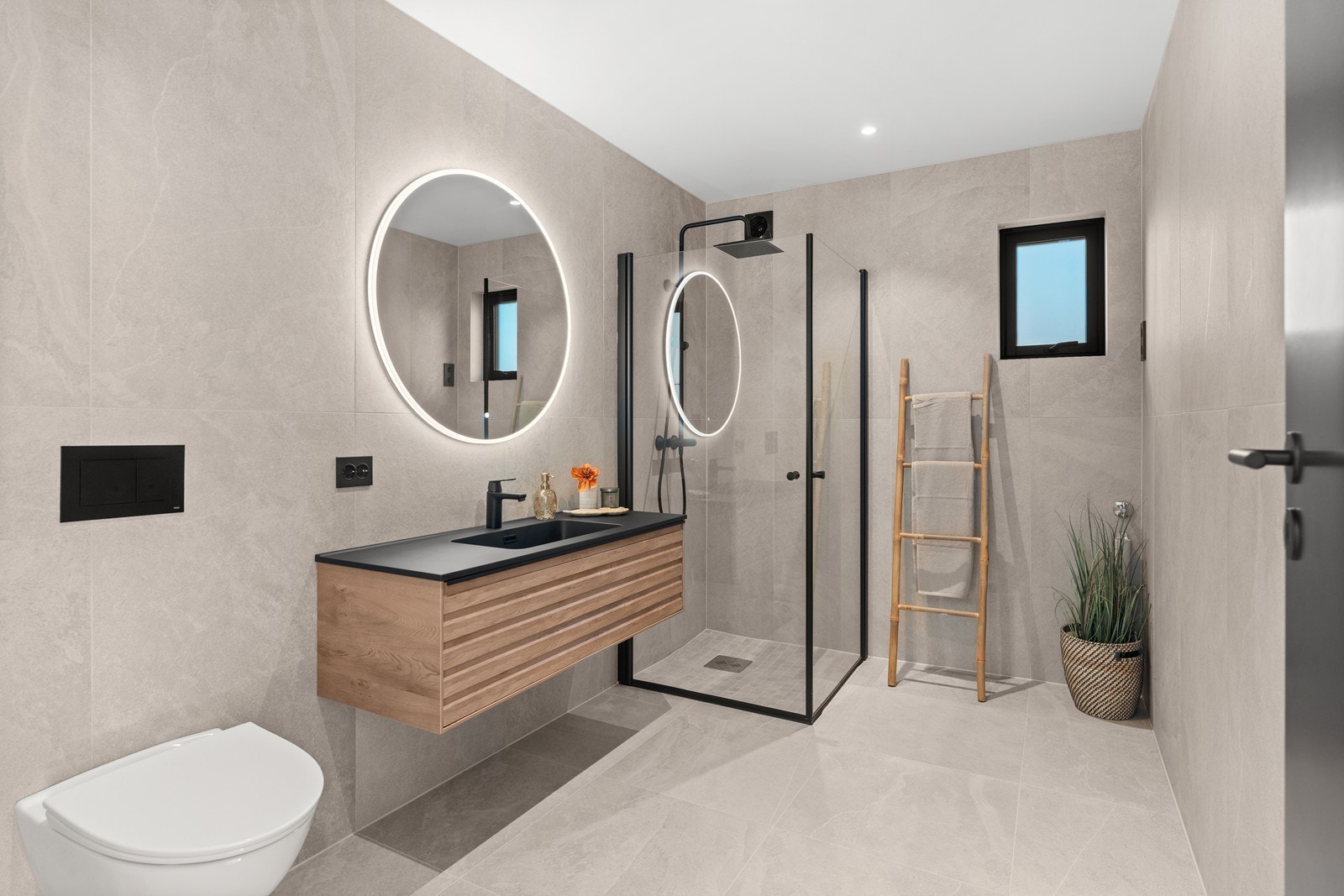 Bad med opplegg for vaskemaskin under vindu Galleribilde