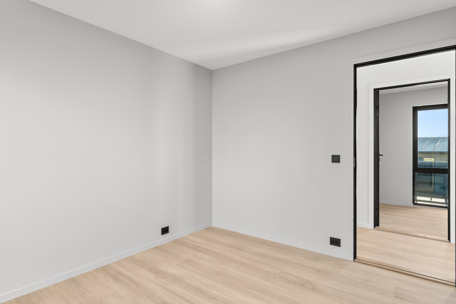 Soverom 1, hvor vi ser over til venstre side av gangen til soverom 2 Galleribilde