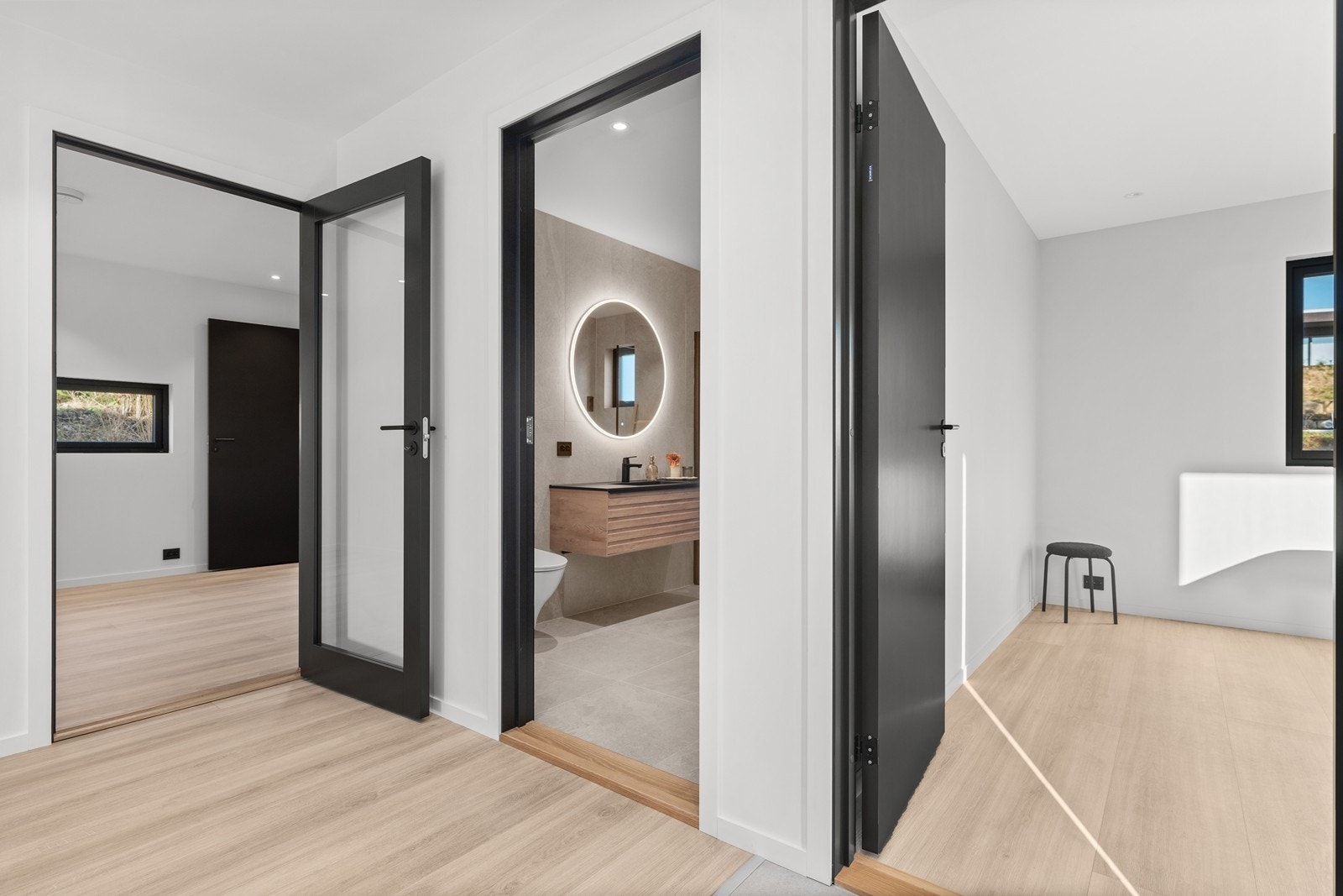 Bildet er tatt fra entrè, hvor vi ser inn til tv-stue/soverom, bad/vaskerom og soverom 5 Galleribilde