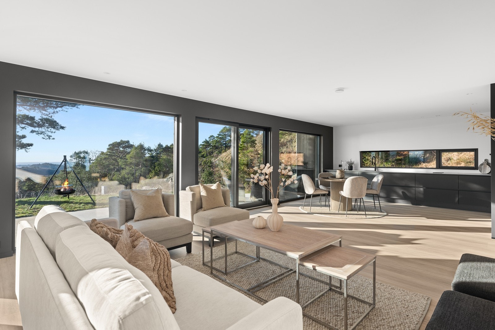 Velkommen til visning på denne helt ny hytta med store gode rom og havutsikt! Galleribilde