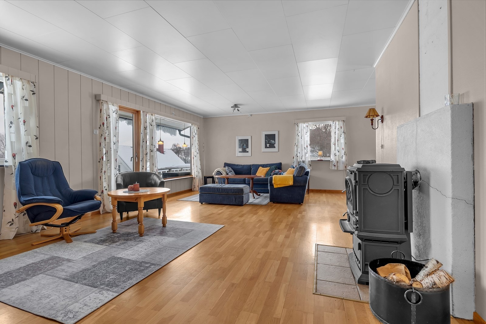 Romslig stue med flere soner Galleribilde