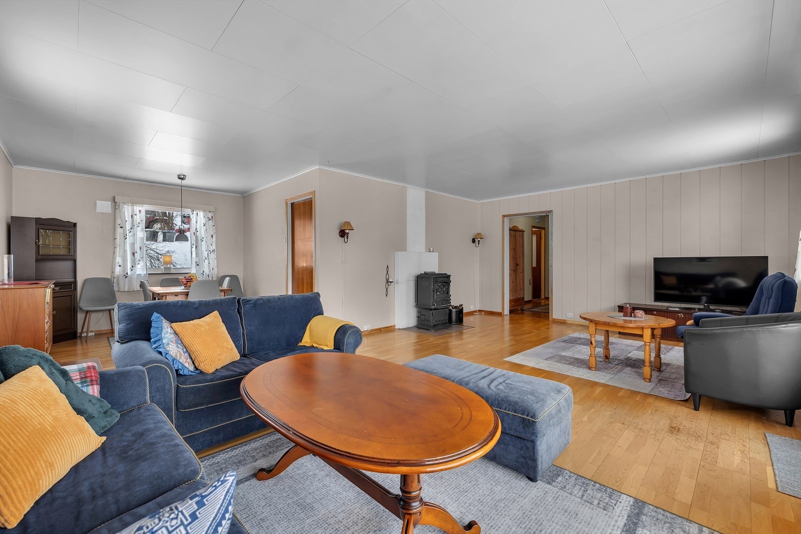 Dør i midten av bildet leder til kjøkken Galleribilde