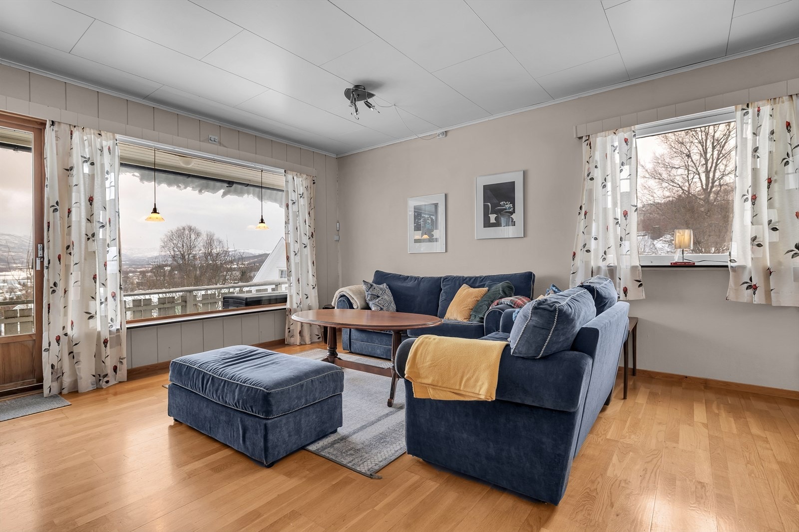 Store vinduer som gir godt med lys Galleribilde