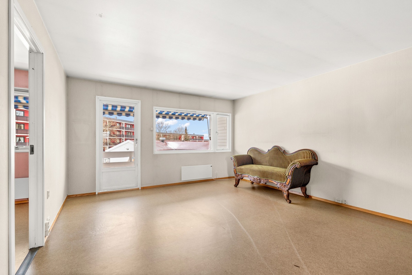 Her får du god plass til å innrede med en stor sofagruppe med tilhørende bord, samt diverse skap- og hylleløsninger. Galleribilde