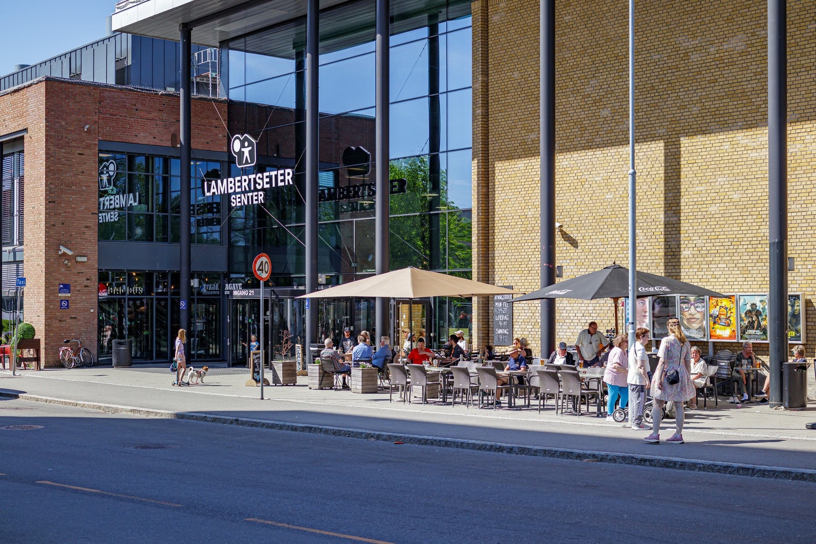 Samme rute har avganger til Lambertseter senter med en rekke butikker, bibliotek, vinmonpol og Symra kino. Galleribilde