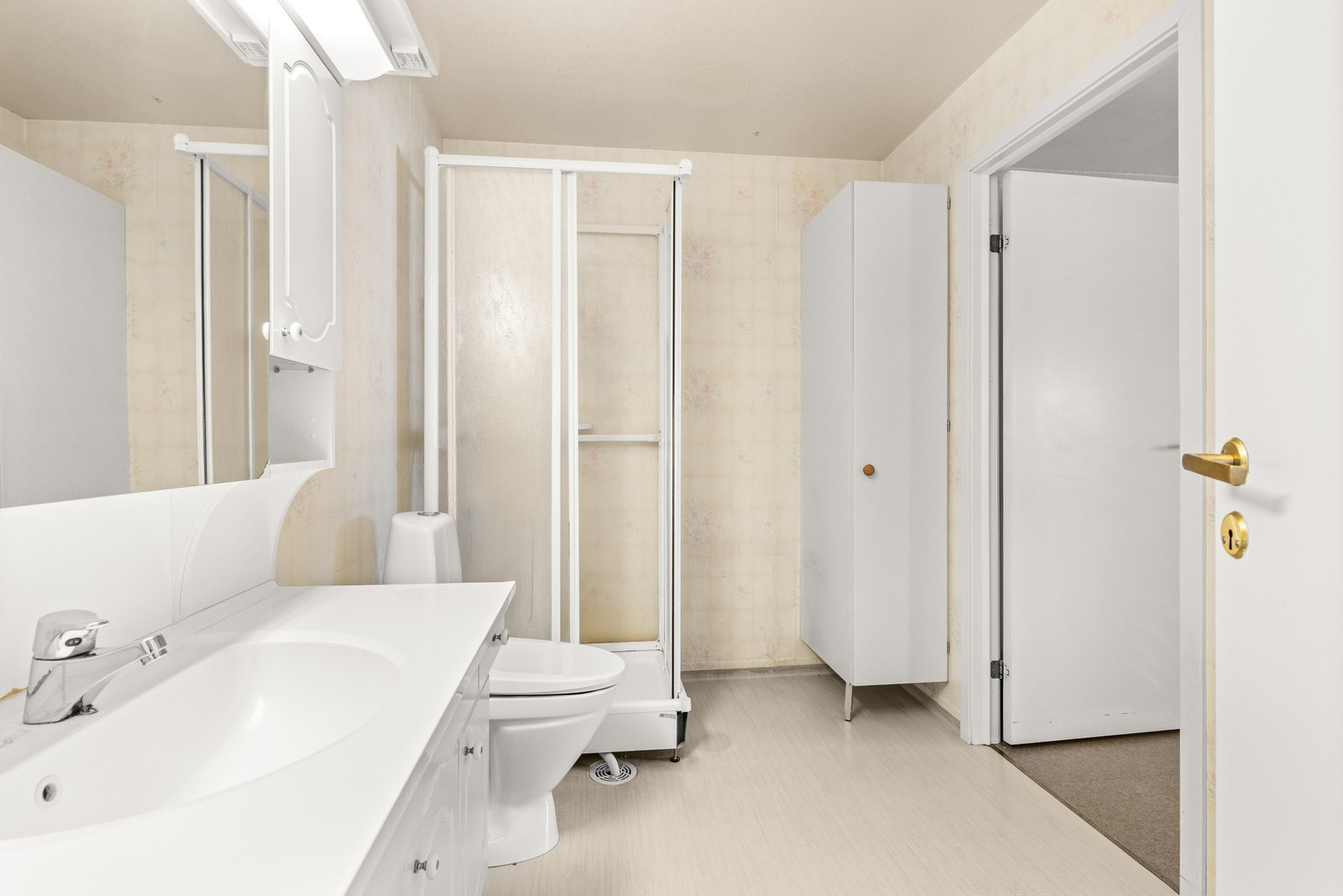 Romslig eldre baderom. Galleribilde