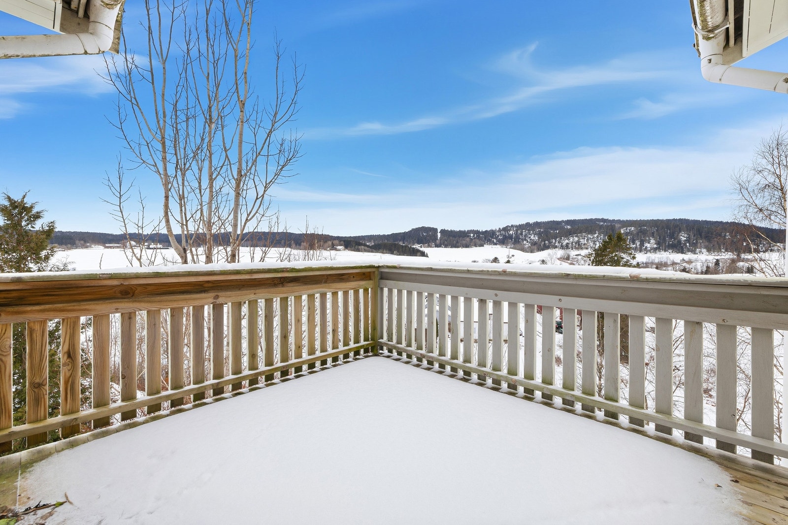 Landlig og vid utsikt fra terrassen Galleribilde