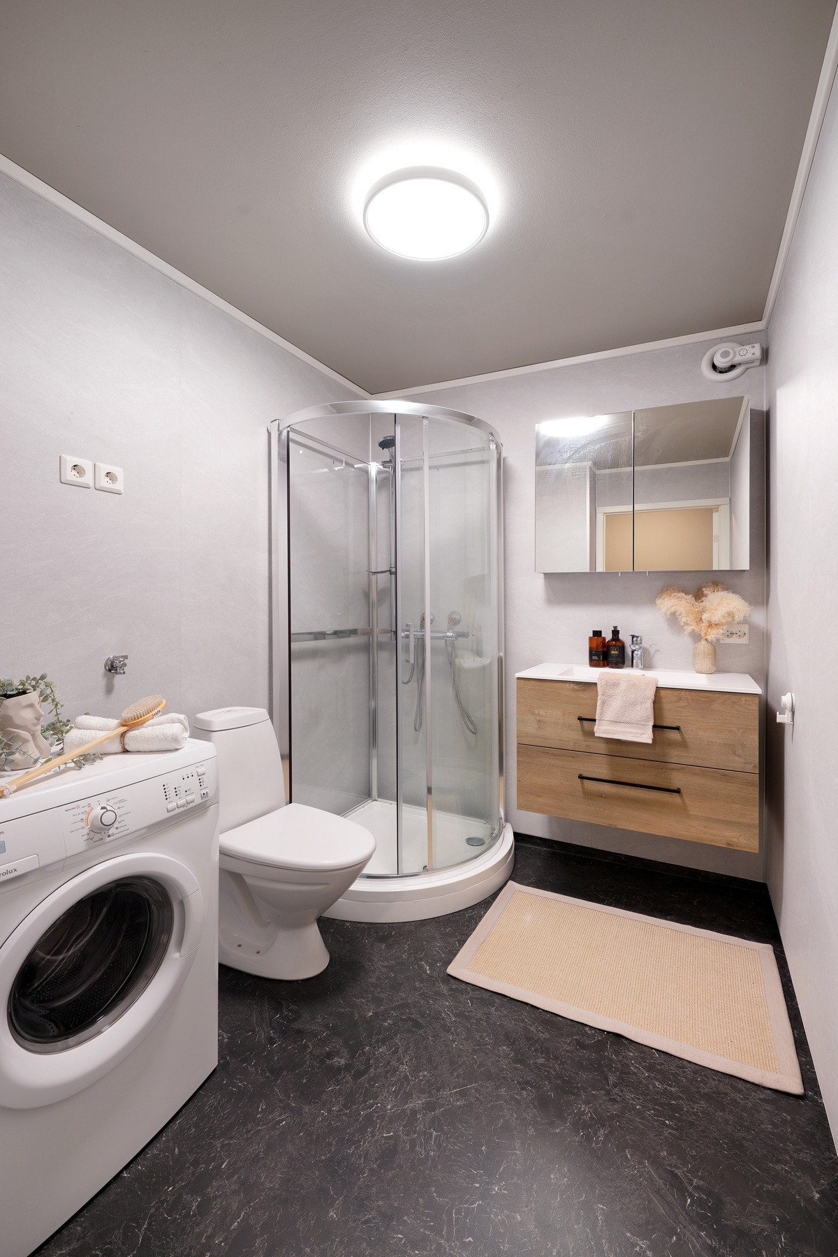 Omfattende oppusset bad fra 2024. Her er det varmekabler i gulv, nytt gulv, vegger og interiør samt dusjkabinett. Galleribilde