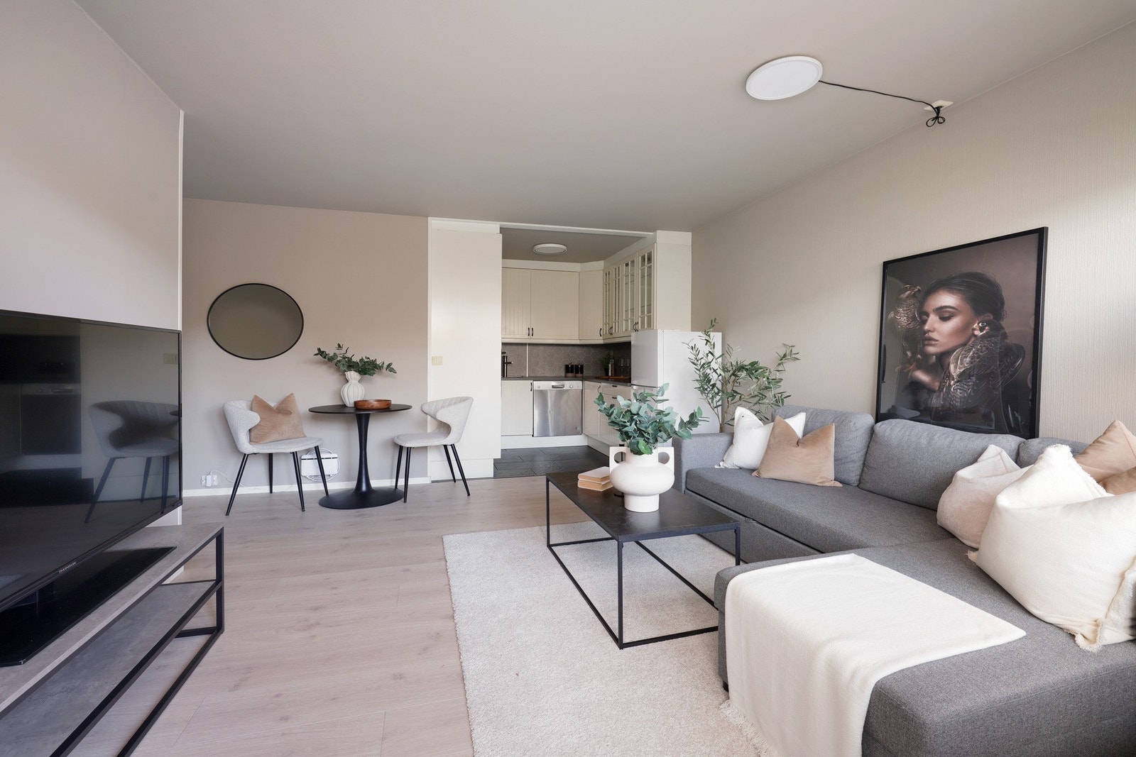 Åpen stue- og kjøkkenløsning, perfekt for sosialt samvær. Galleribilde