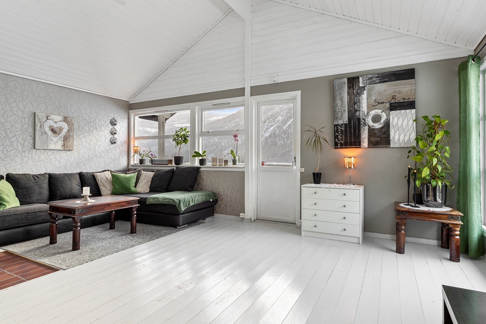 Fra stuen er det utgang til verandaen Galleribilde