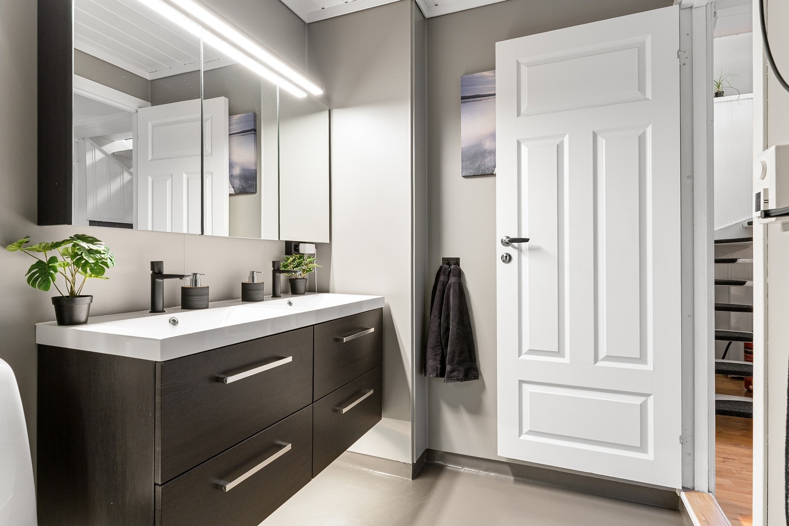 Badet har nyere dusjkabinett og en fin innredning med dobbel servant Galleribilde