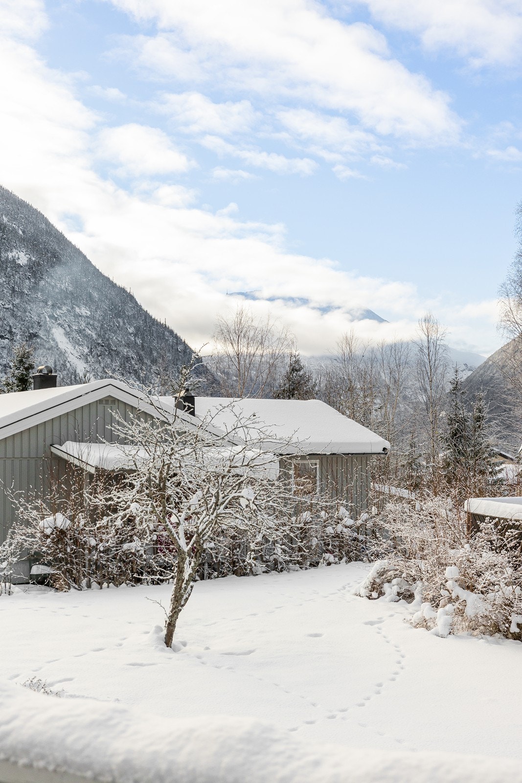 Gaustatoppen skimtes bak skyene Galleribilde