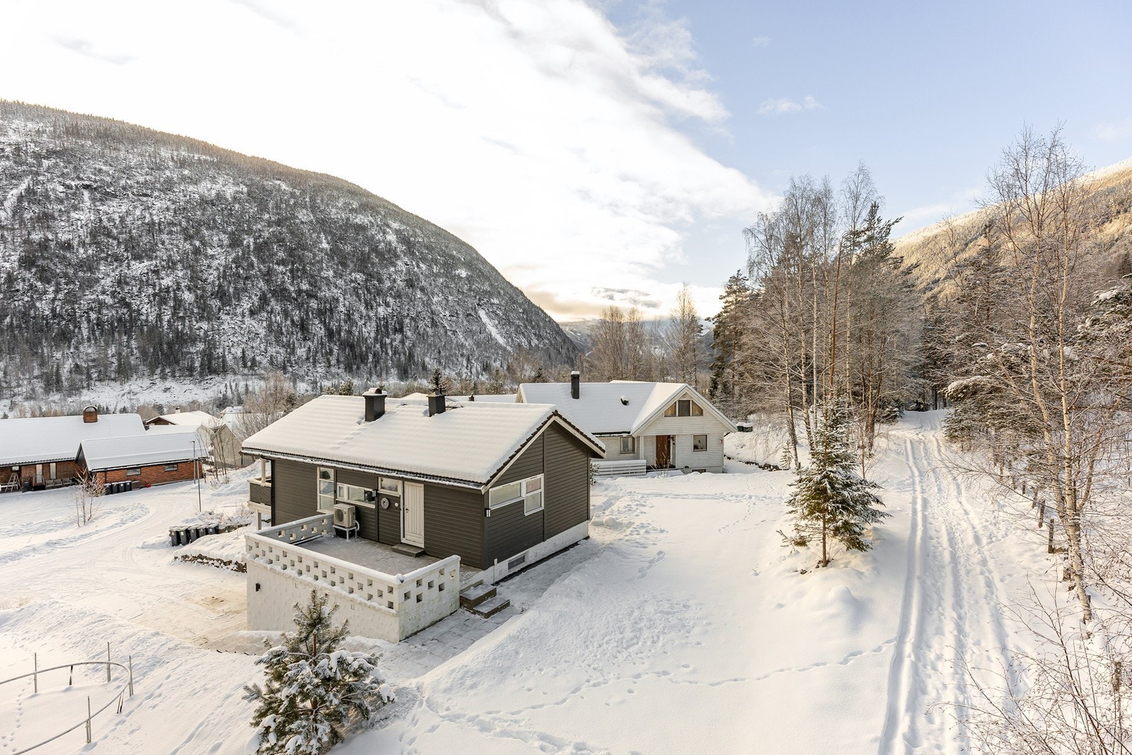 Eiendommen har en relativt usjenert beliggenhet i ytterkant av boligfeltet Galleribilde