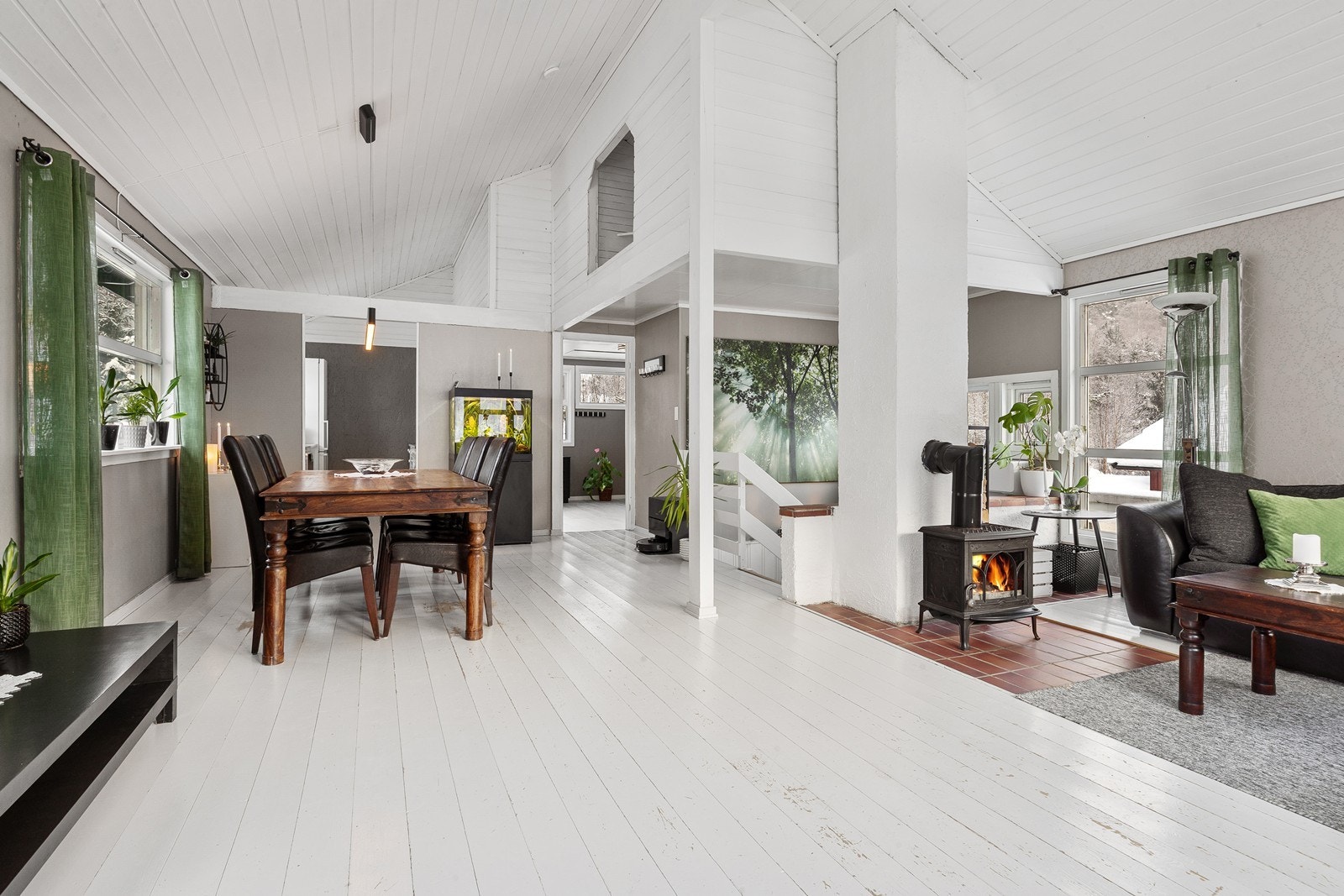 Stuen er lys og trivelig med god takhøyde Galleribilde