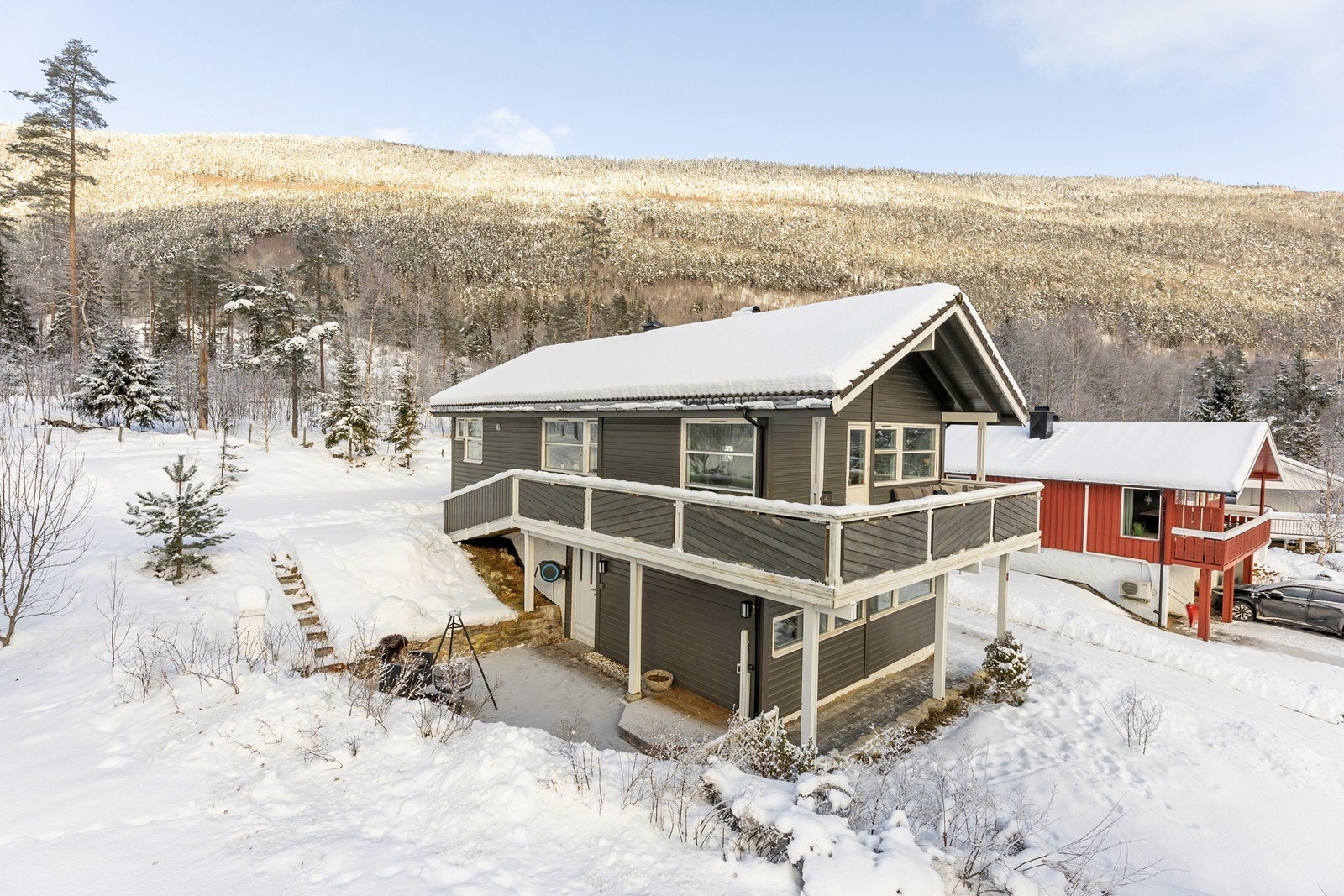 Fasade - boligen har en attraktiv beliggenhet på Miland Galleribilde