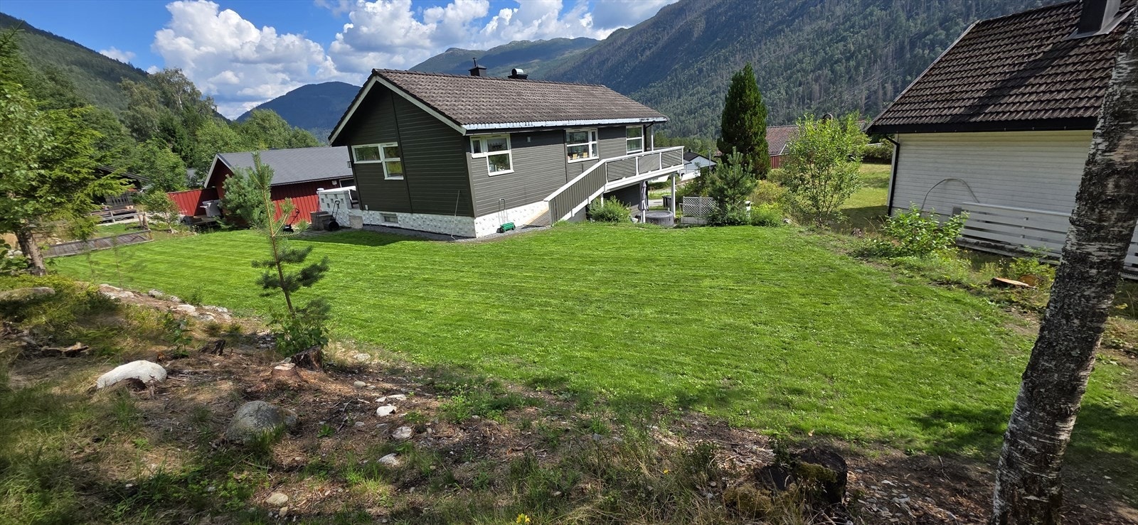 Det er etablert fin plen på baksiden av boligen (privat foto) Galleribilde