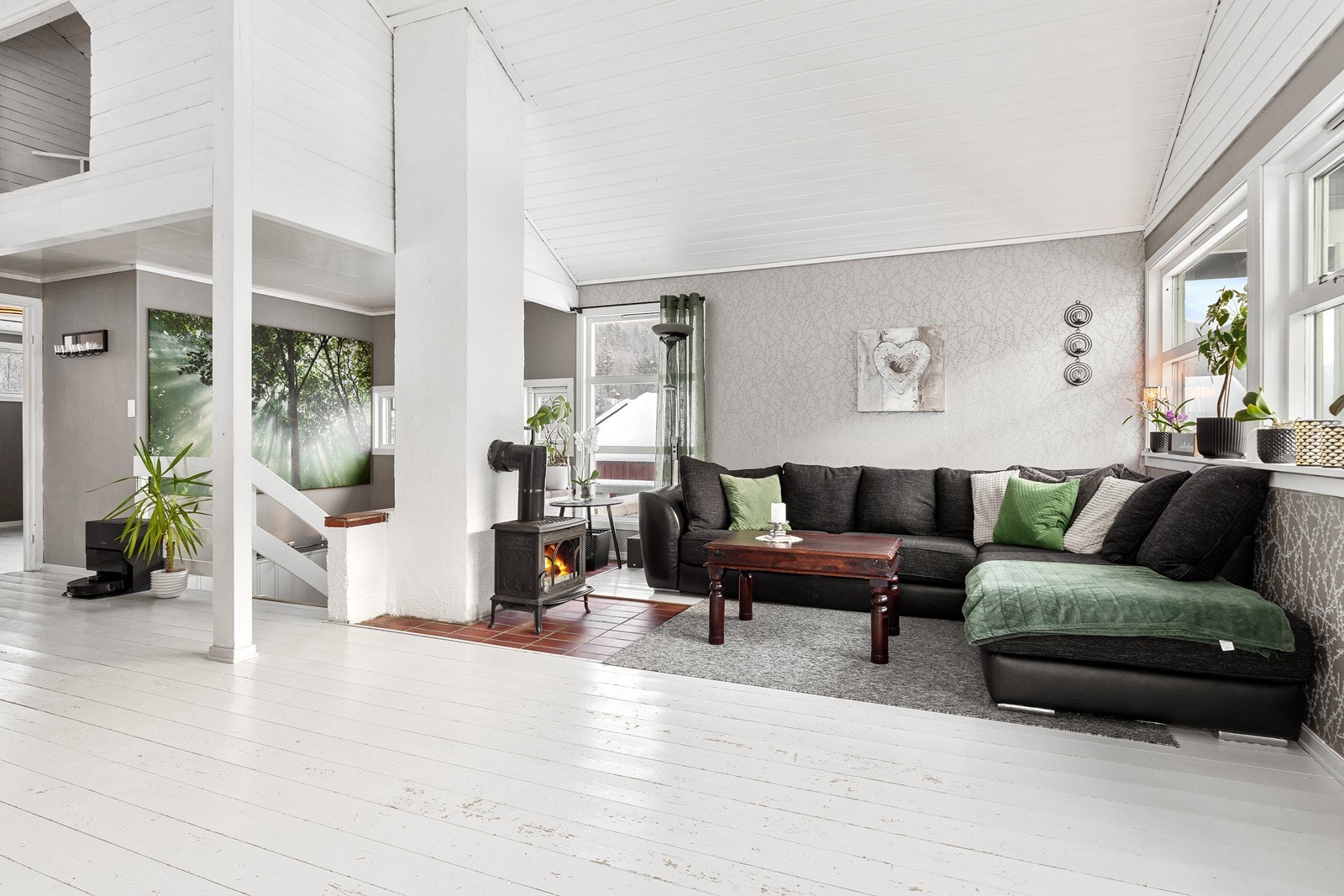 Det er god plass til både sofagruppe og spisestue Galleribilde