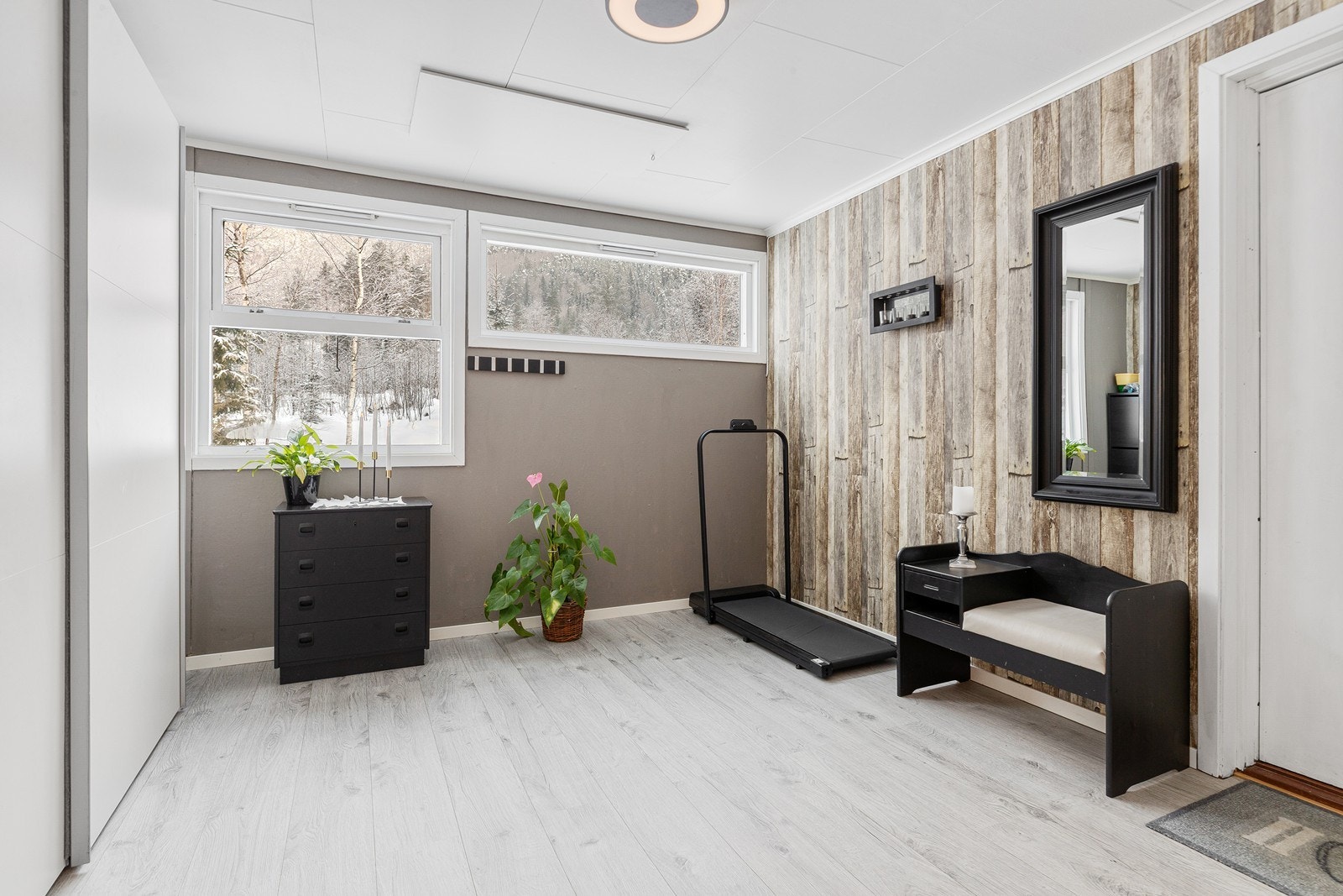 Soverom i overetasjen (brukt som stor entre/hall) Galleribilde