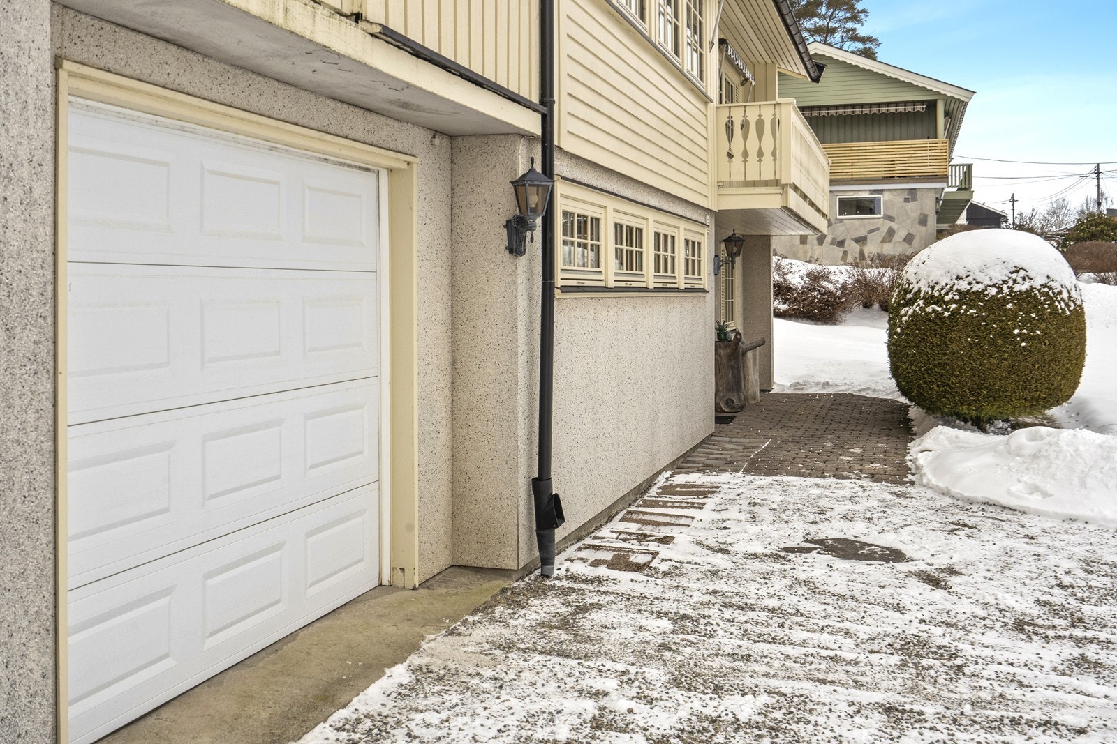 I tillegg til den frittliggende garasjen, er det også en garasje i boligens underetasje. Galleribilde