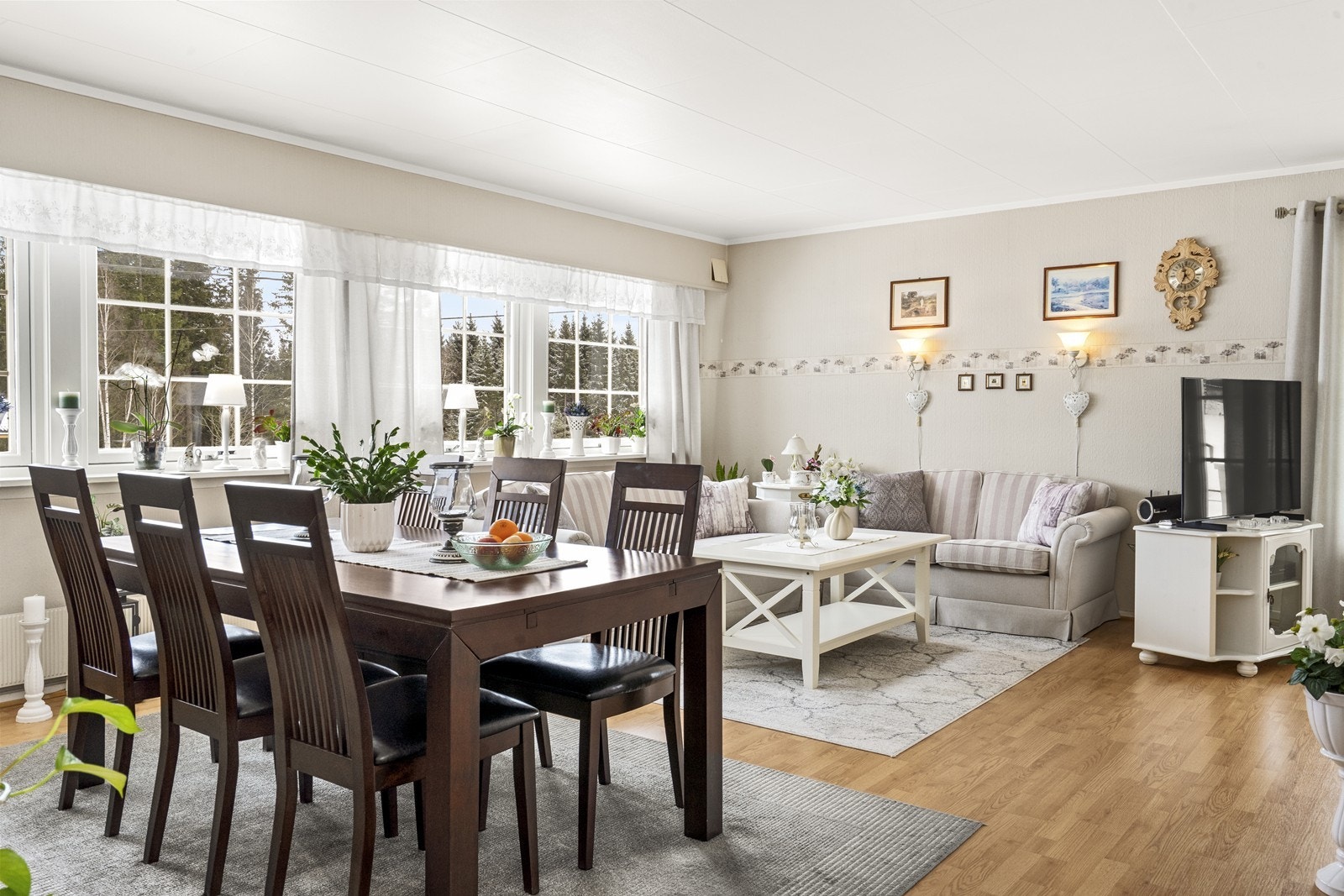 I boligens 1. etasje/hovedetasje er det en stue med flere møbleringsmuligheter. Galleribilde