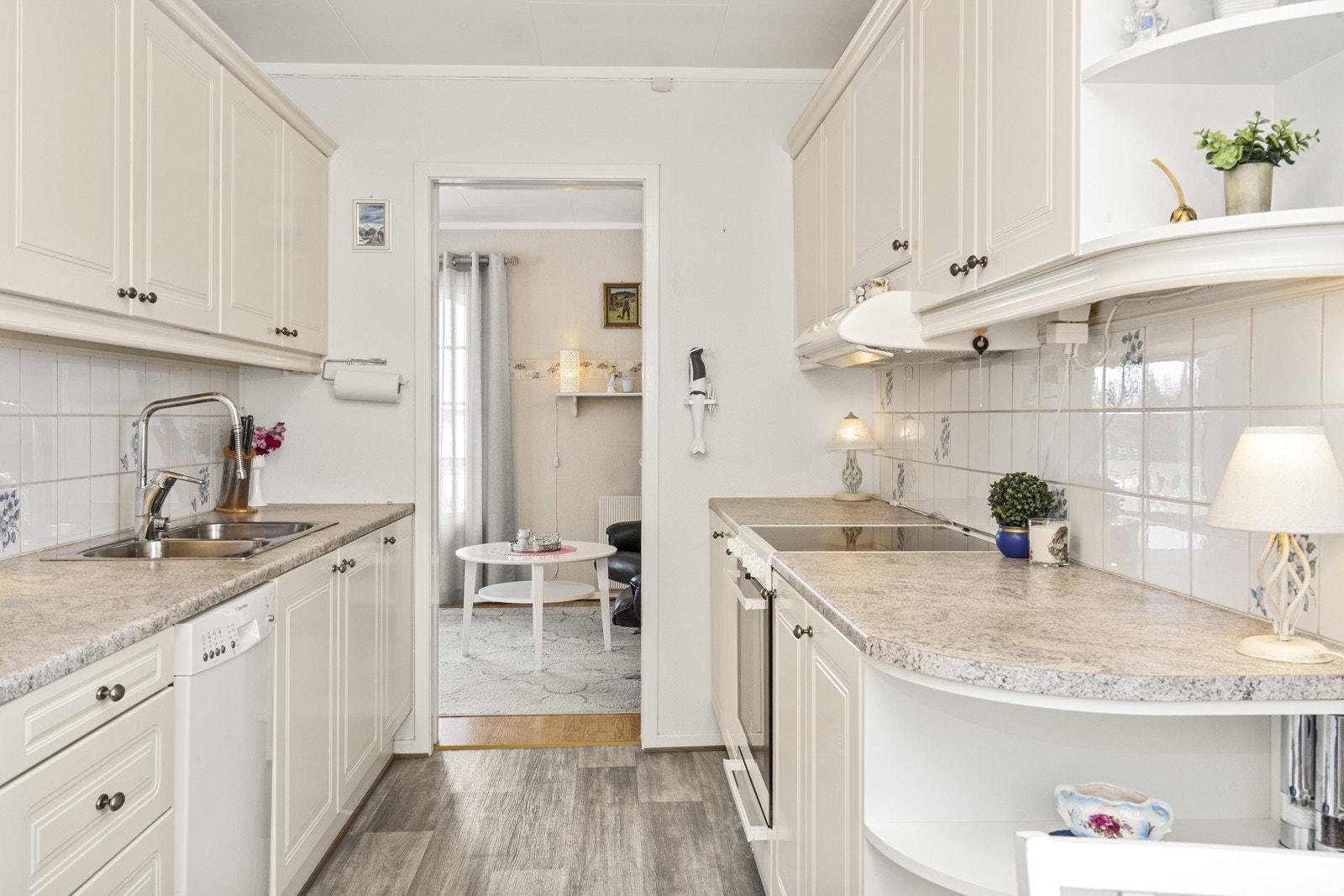 Kjøkkenet er lyst og pent. Her er enkel tilgang fra både stua og trappegangen. Galleribilde