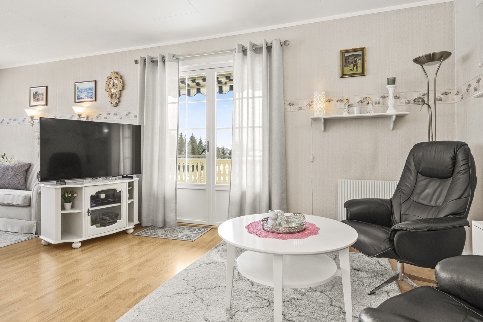 Egen TV-krok i stua. Her er det også utgang til større veranda over garasjen. Galleribilde