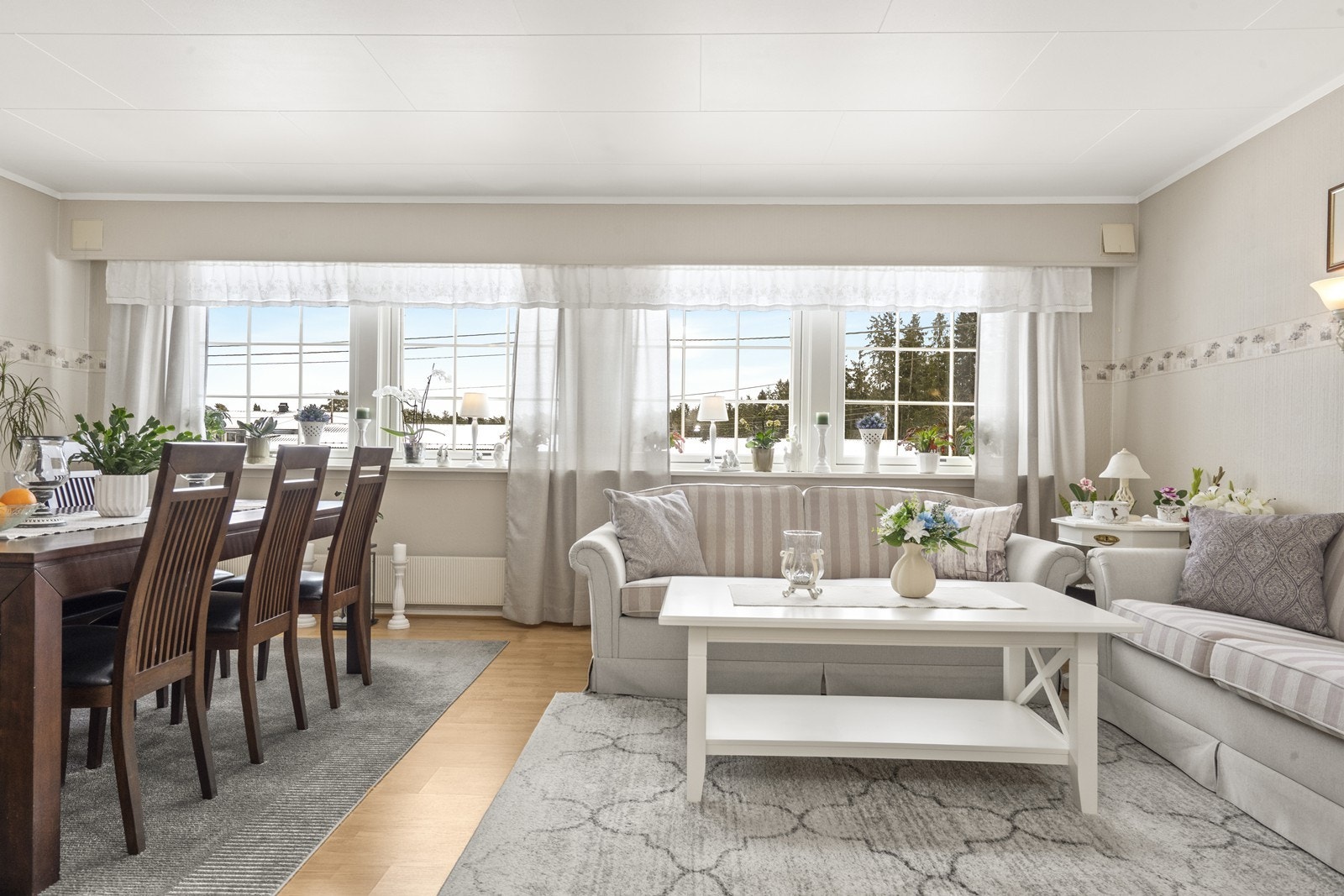 Store vinduer gir godt med innslipp av dagslys. Galleribilde