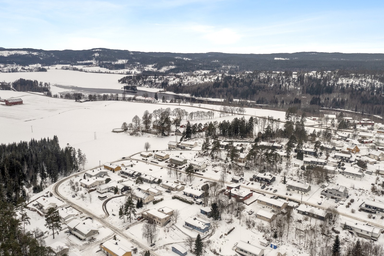 Slusebyen Ørje - hvor man har nærhet til flere idylliske vann og innsjøer. Galleribilde
