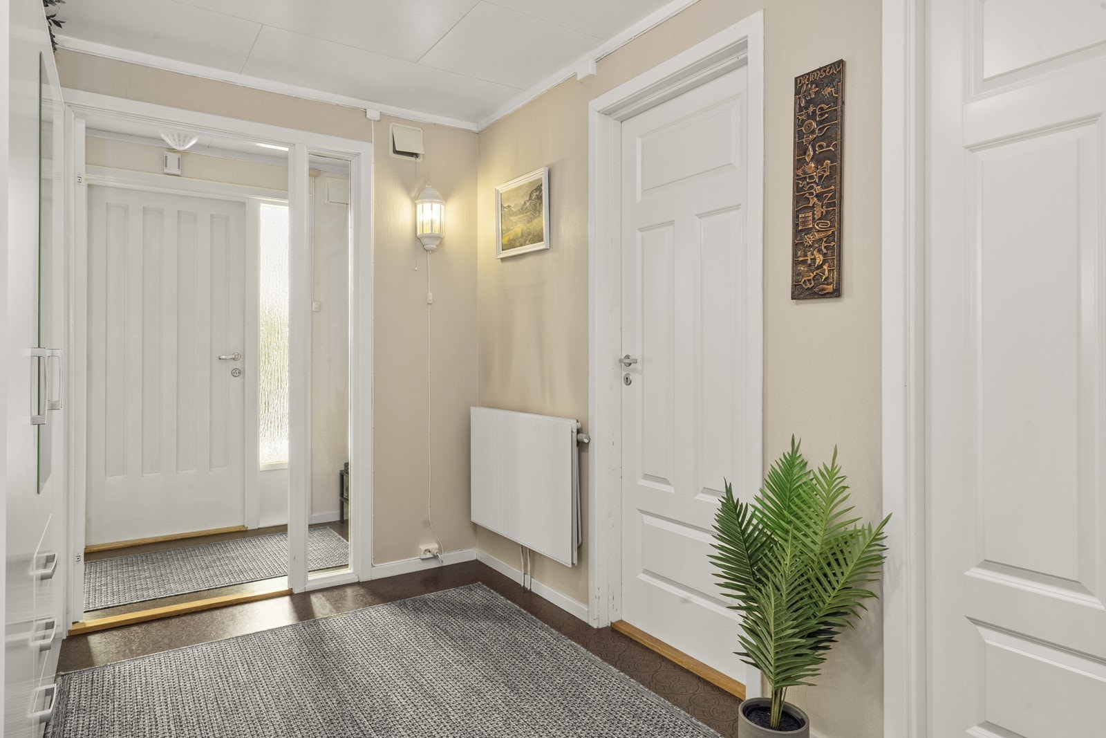 Gangen og vindfanget er lyst og innbydende. Galleribilde