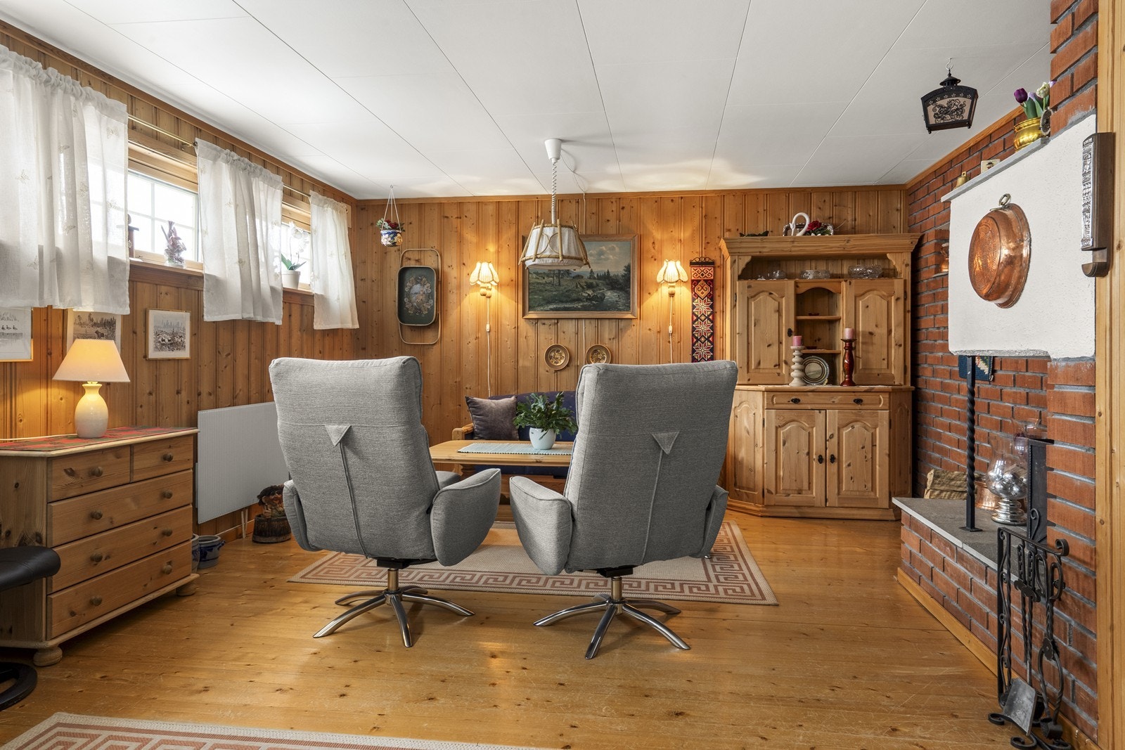 I underetasjen er det en lun og hyggelig kjellerstue med peis. Galleribilde