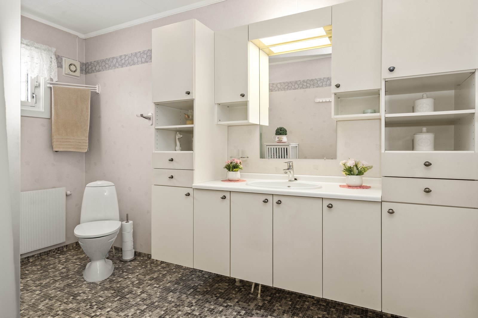 Badet er pusset opp i 2011 med belegg på gulvet og våtromstapet på vegger. Galleribilde