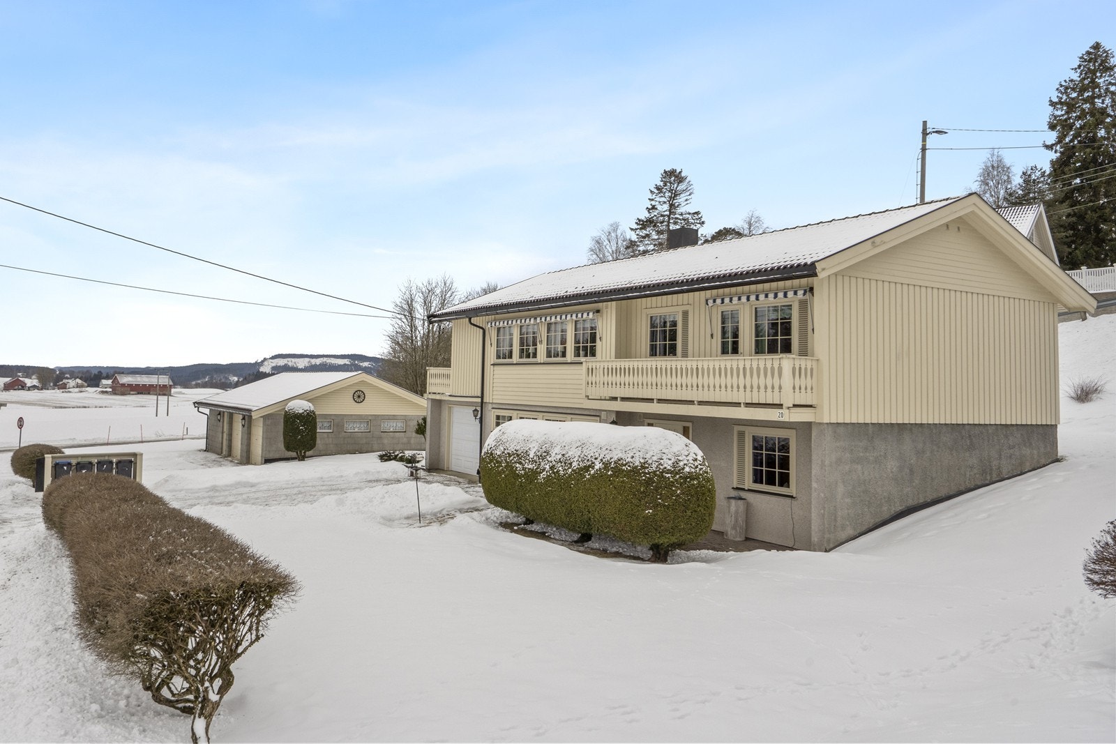 Dette er en enebolig over to plan, samt en frittliggende dobbeltgarasje. Galleribilde