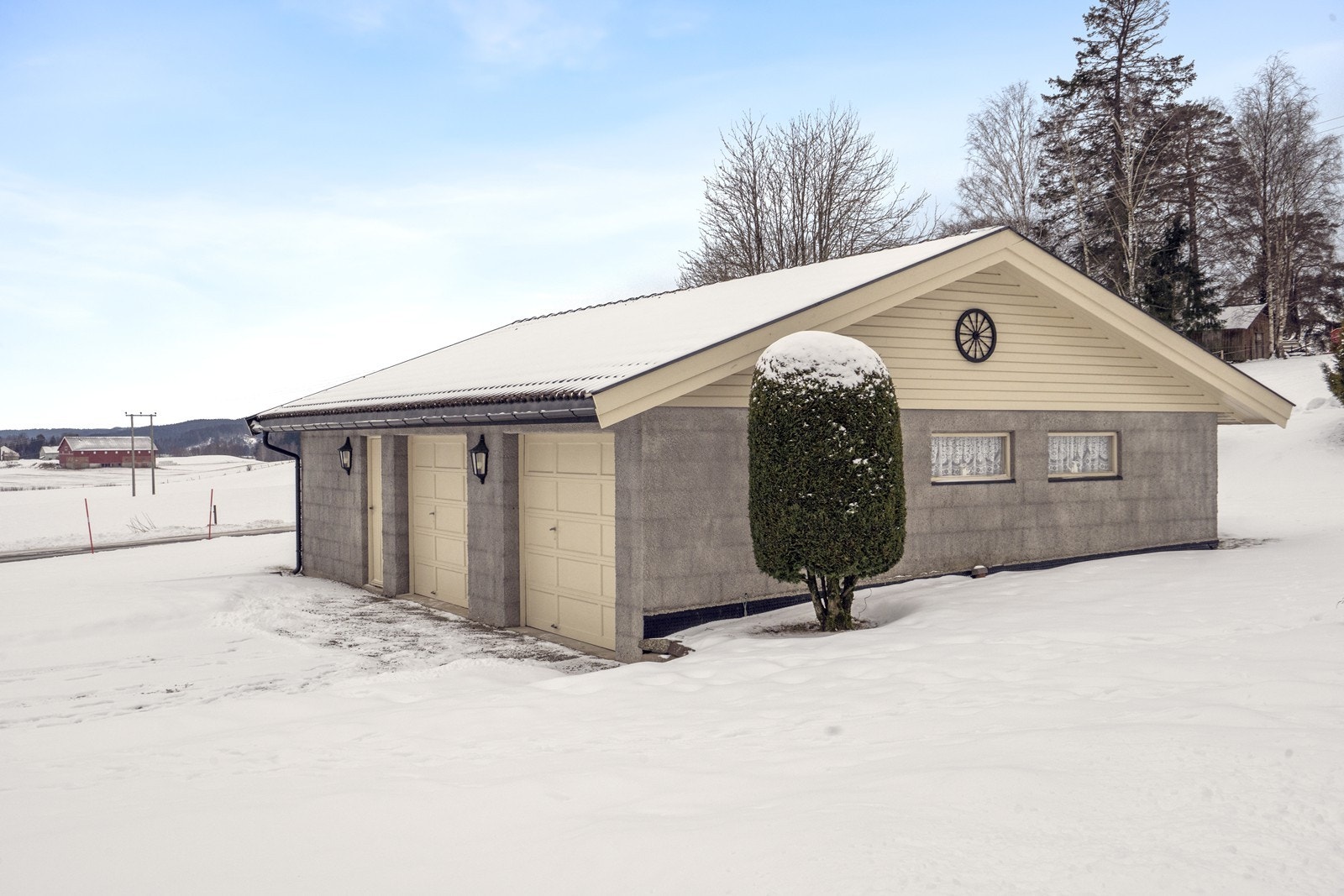 En praktisk, frittstående garasje oppført i 1988. Galleribilde