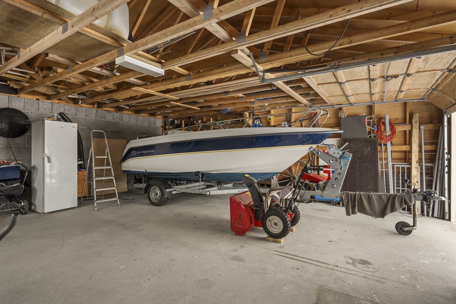 Med sine 55 kvm er det god plass for oppbevaring i den frittstående garasjen. Galleribilde