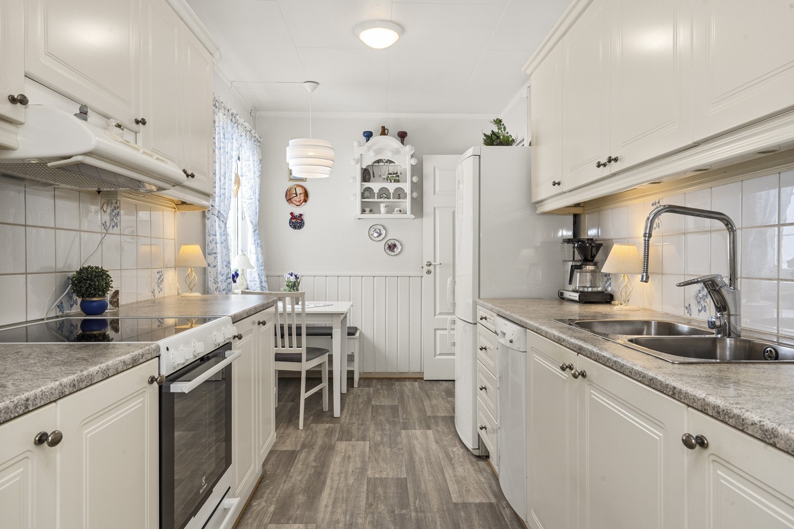 Innredningen er fra 1992 med profilerte, lyse fronter og laminerte benkeplater. Galleribilde