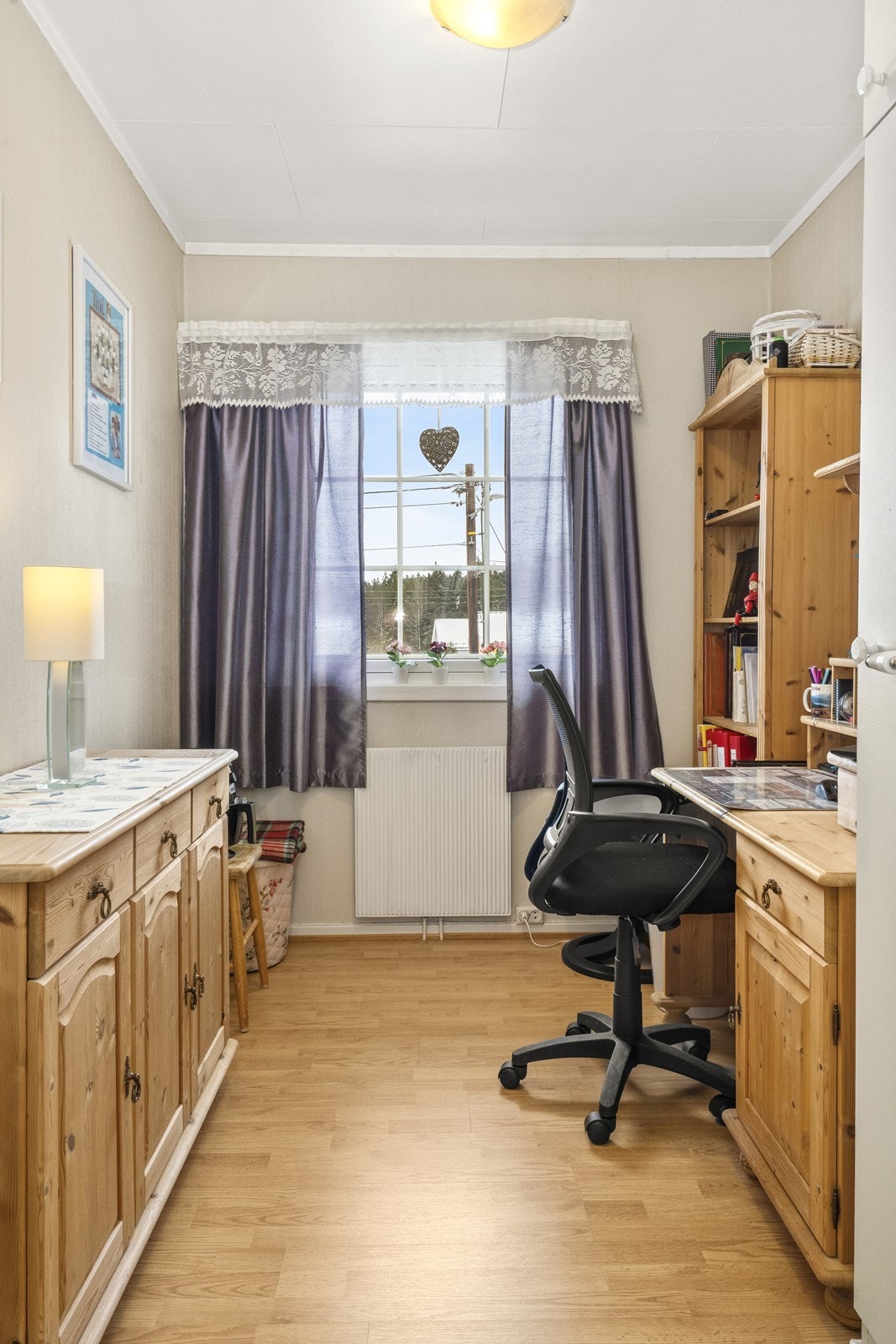 Soverom nr. 2 i hovedetasjen - her innredet som kontor. Galleribilde