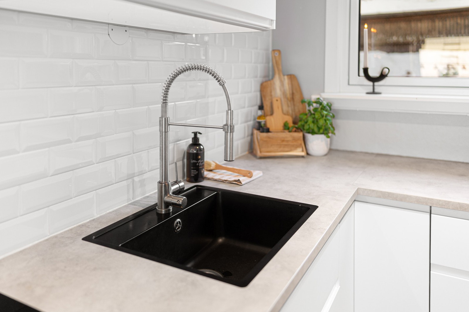 Her har man bl.a integrerte hvitevarer som platetopp, stekeovn, mikrobølgeovn, kjøle/fryseskap og oppvaskmaskin. Galleribilde