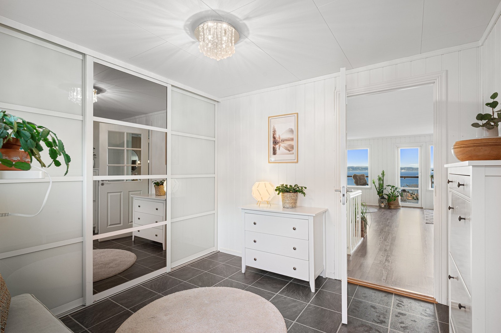 Romslig og innbydende entré på hele 9,9m². Galleribilde