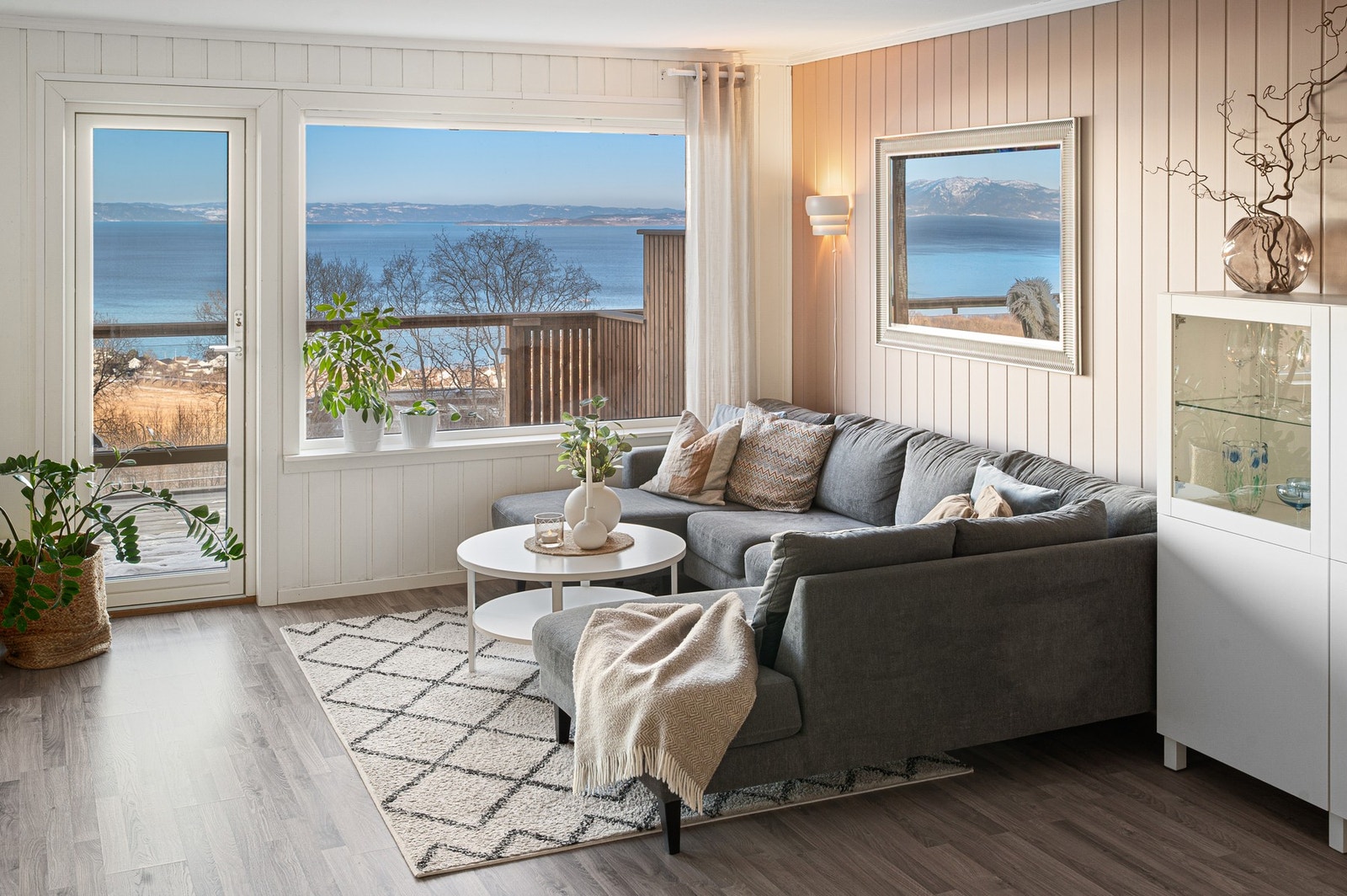 I 2015/2016 ble borettslaget rehabilitert ved bytte av alle vinduer, ytterdør og verandadør. Galleribilde