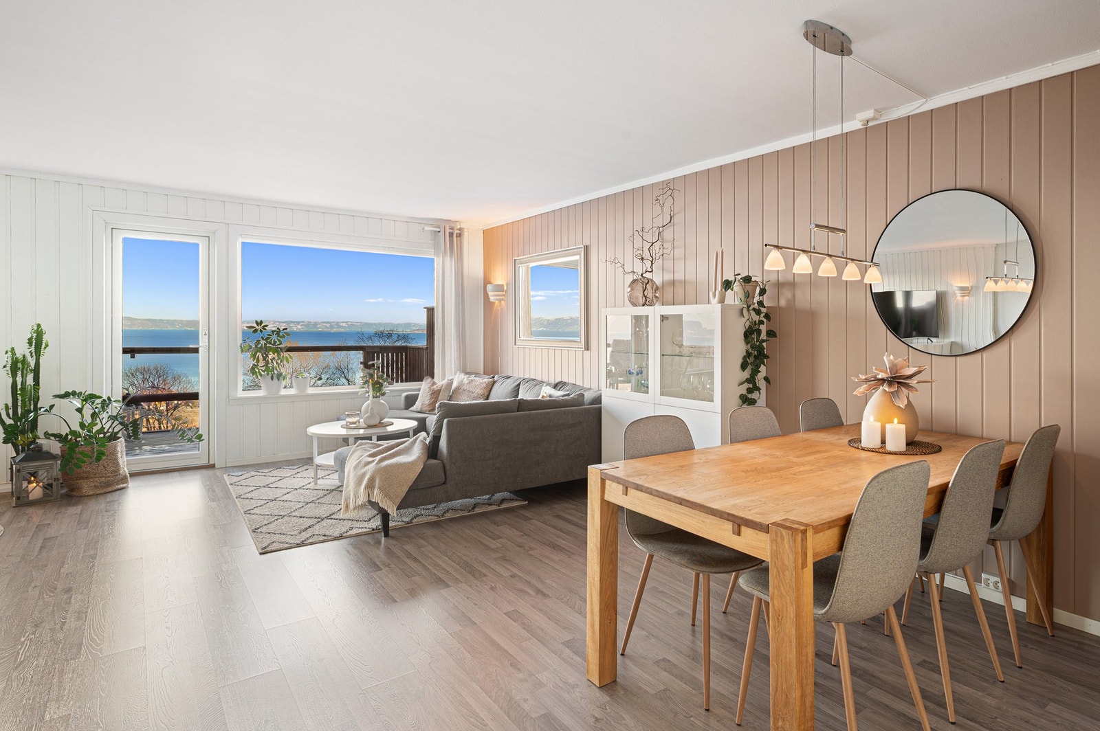 Stuen har plass til flere sosiale soner/sittegrupper. Galleribilde