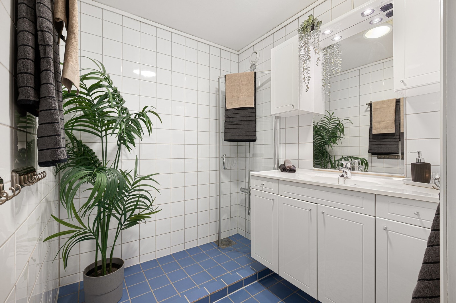 Lyst flislagt bad på 3,6m² med alt man trenger. Galleribilde