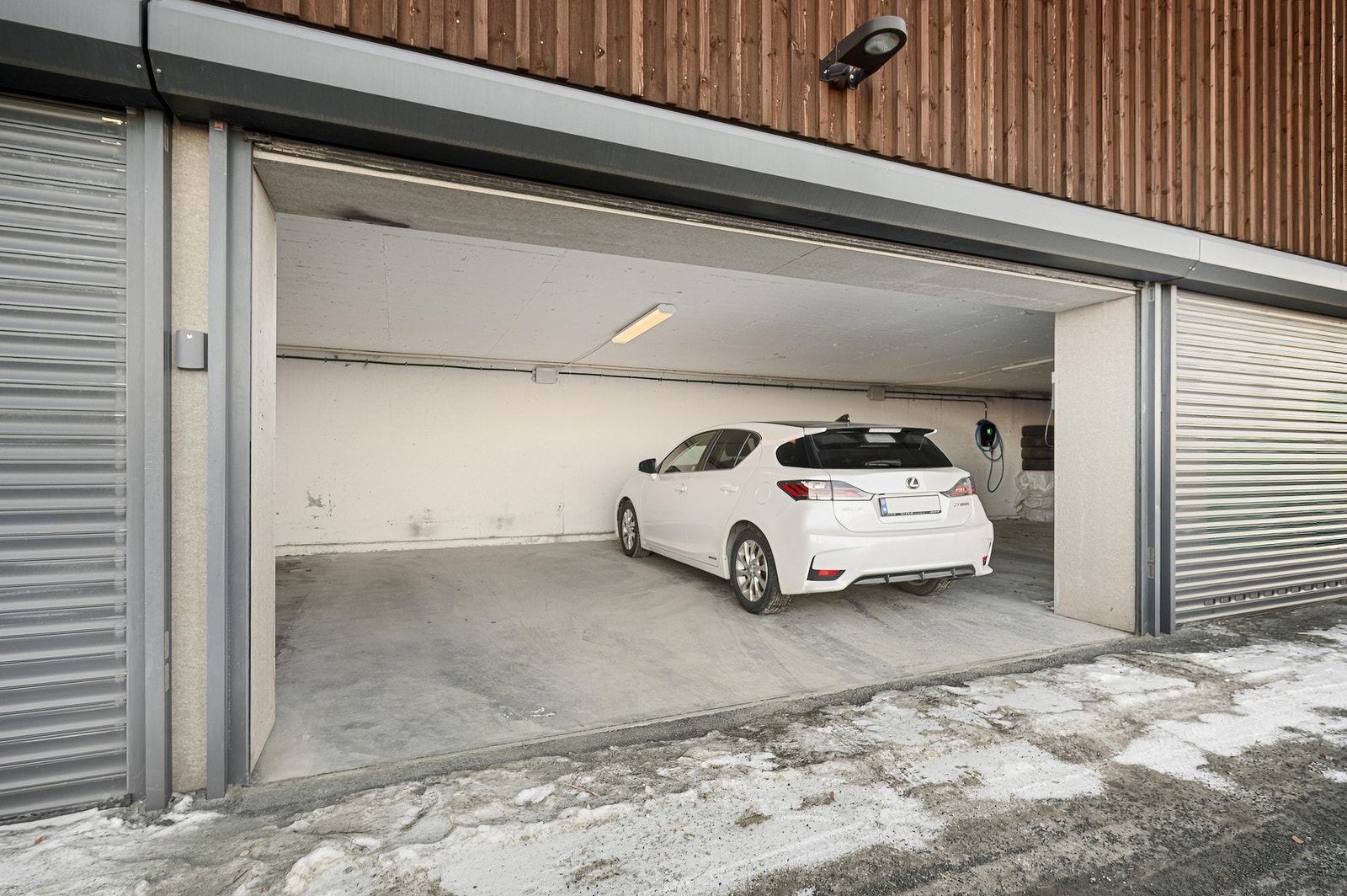 Rekkehuset disponerer en parkering i felles garasjeanlegg. Galleribilde