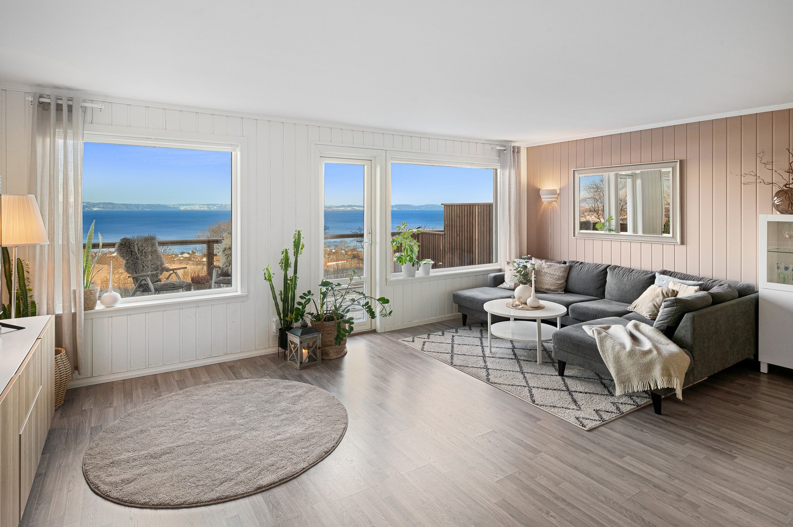 I samme tidsperiode ble også endevegg etterisolert, lagt nytt tekke på tak, bygd ny balkong og installert balansert ventilasjon. Galleribilde