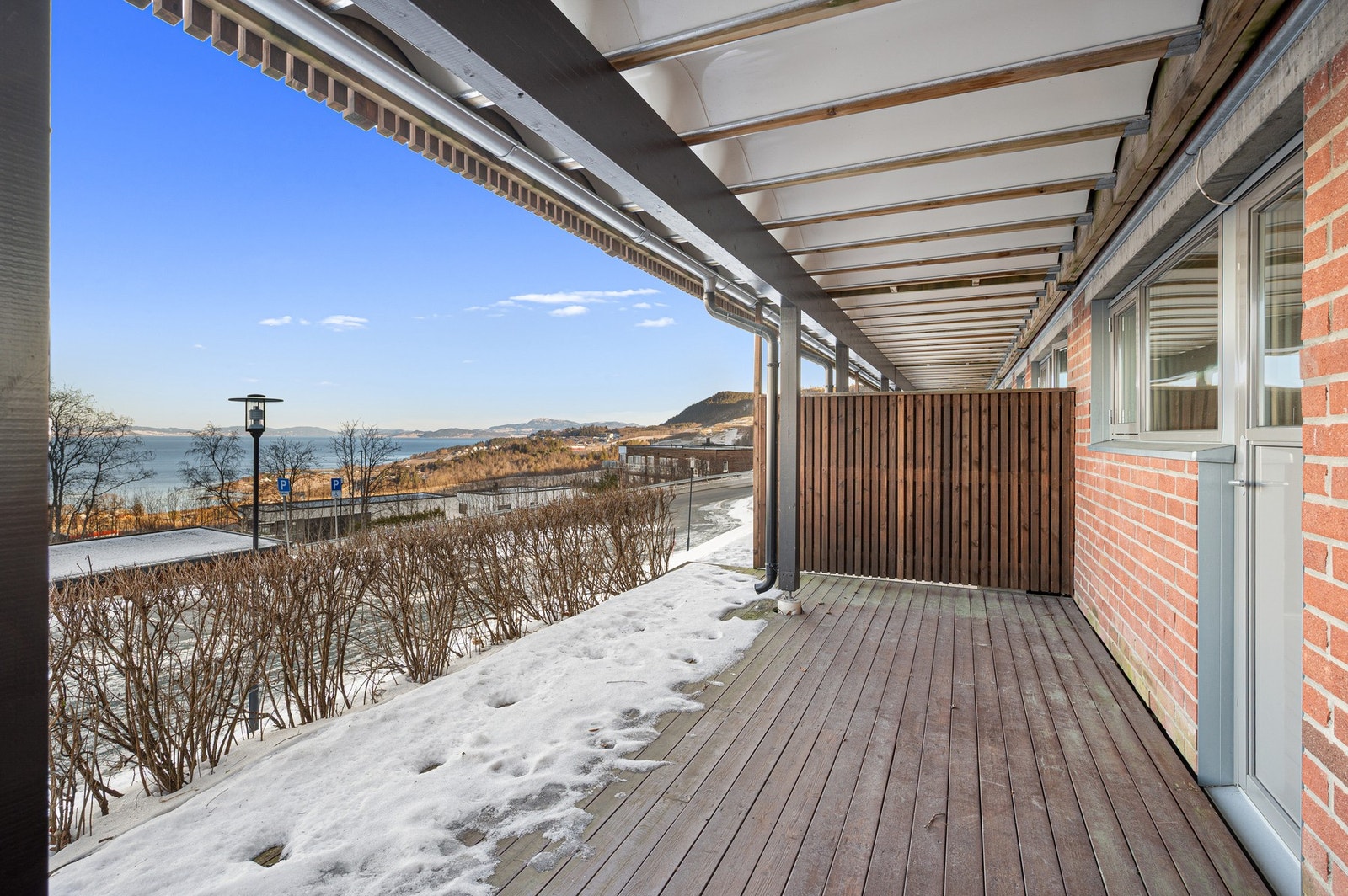 Her har man god plass til ønsket utemøblement og fantastiske utsiktsforhold. Galleribilde