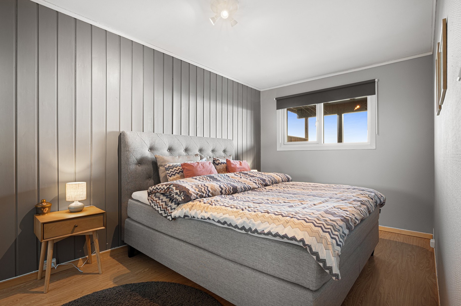 Her har man god plass til ønsket soveromsmøblement, samt en praktisk innebygd skyvedørsgarderobe. Galleribilde