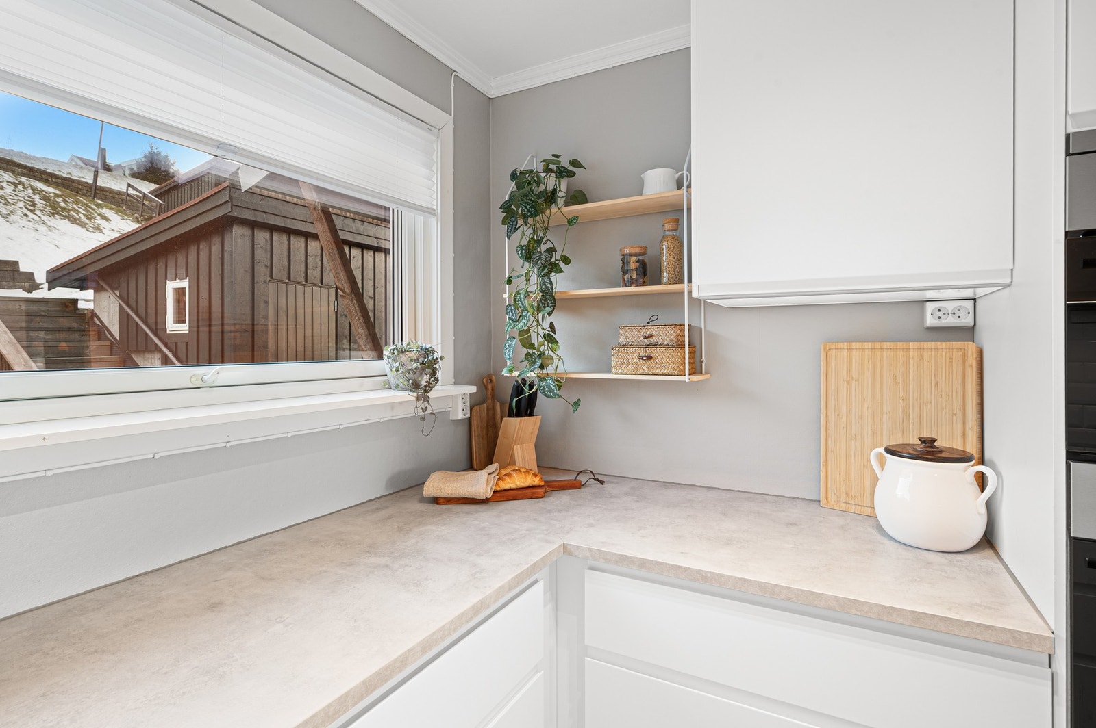 Lyst og lekkert kjøkken med integrerte hvitevarer og godt med skap- og benkeplass. Galleribilde