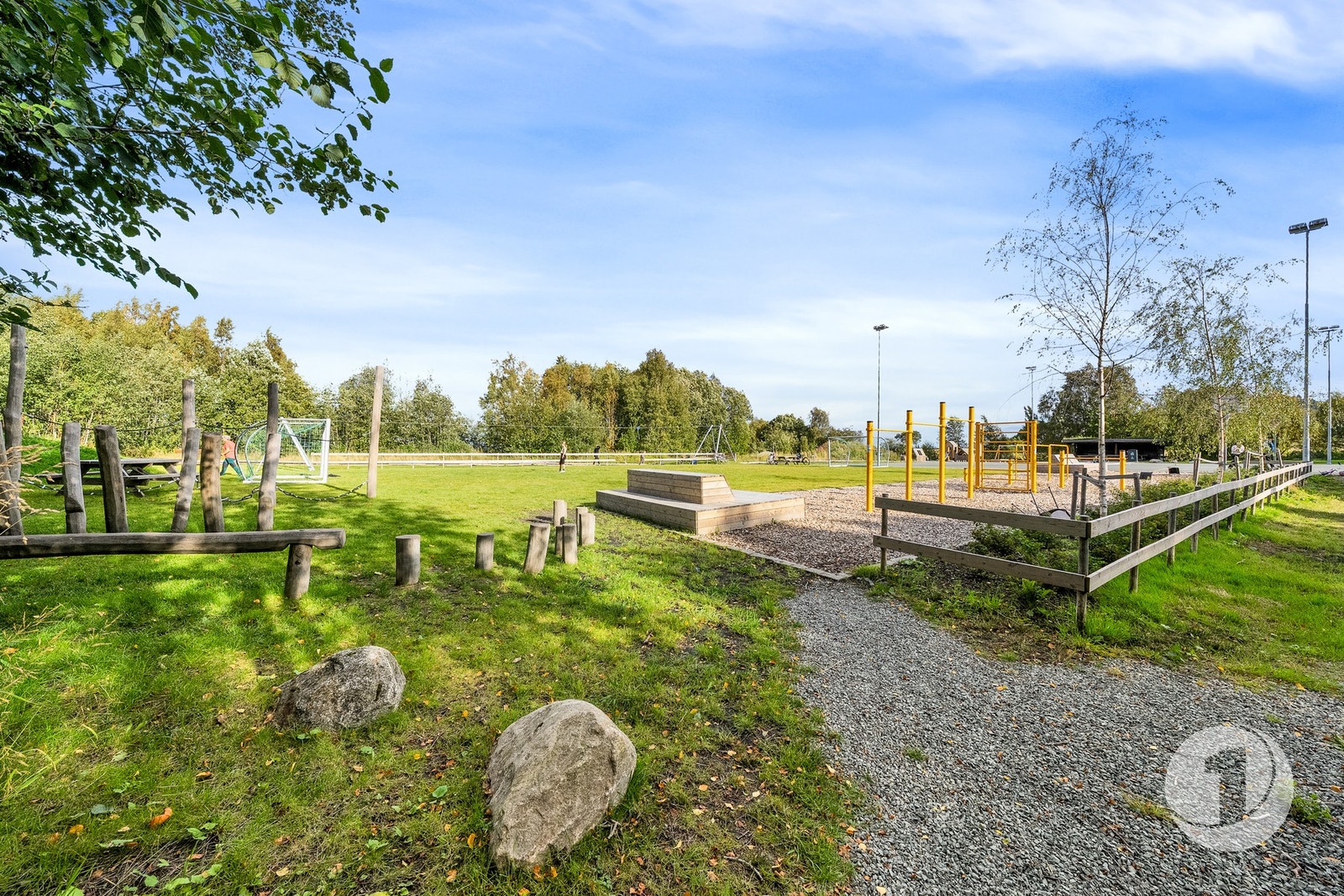 Her er det både klatrestativ, fotballbane, asfaltert flerbruksbane, sykkelløype, skotthyllbane, hinderløyper og bålplass. Galleribilde